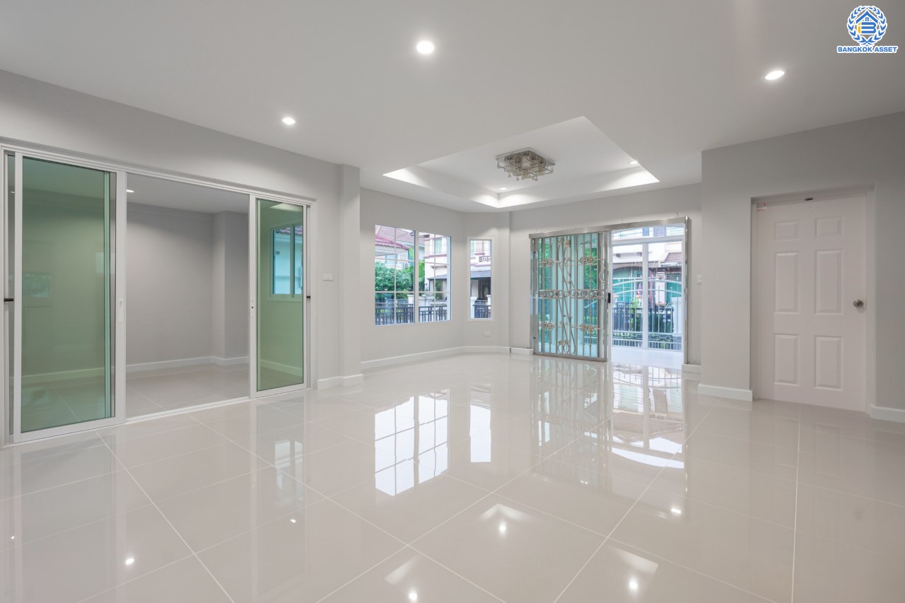 บ้านมือสองตกแต่งใหม่ ม.นันทวัน พระราม5 ตกแต่งหรูหรา หลังใหญ่กว่า 64 ตร.ว. ฟังก์ชันจัดเต็ม 3 ห้องนอน 3 ห้องน้ำ 1 ห้องอเนกประสงค์ จอดรถได้ 2 คัน พร้อม Living Room รองรับทุกความสุข ทำเลเดินทางสะดวก ใกล้ทางด่วน "กาญจนาภิเษก" และรถไฟฟ้าสายสีม่วง "สถานีบางรักใหญ่"